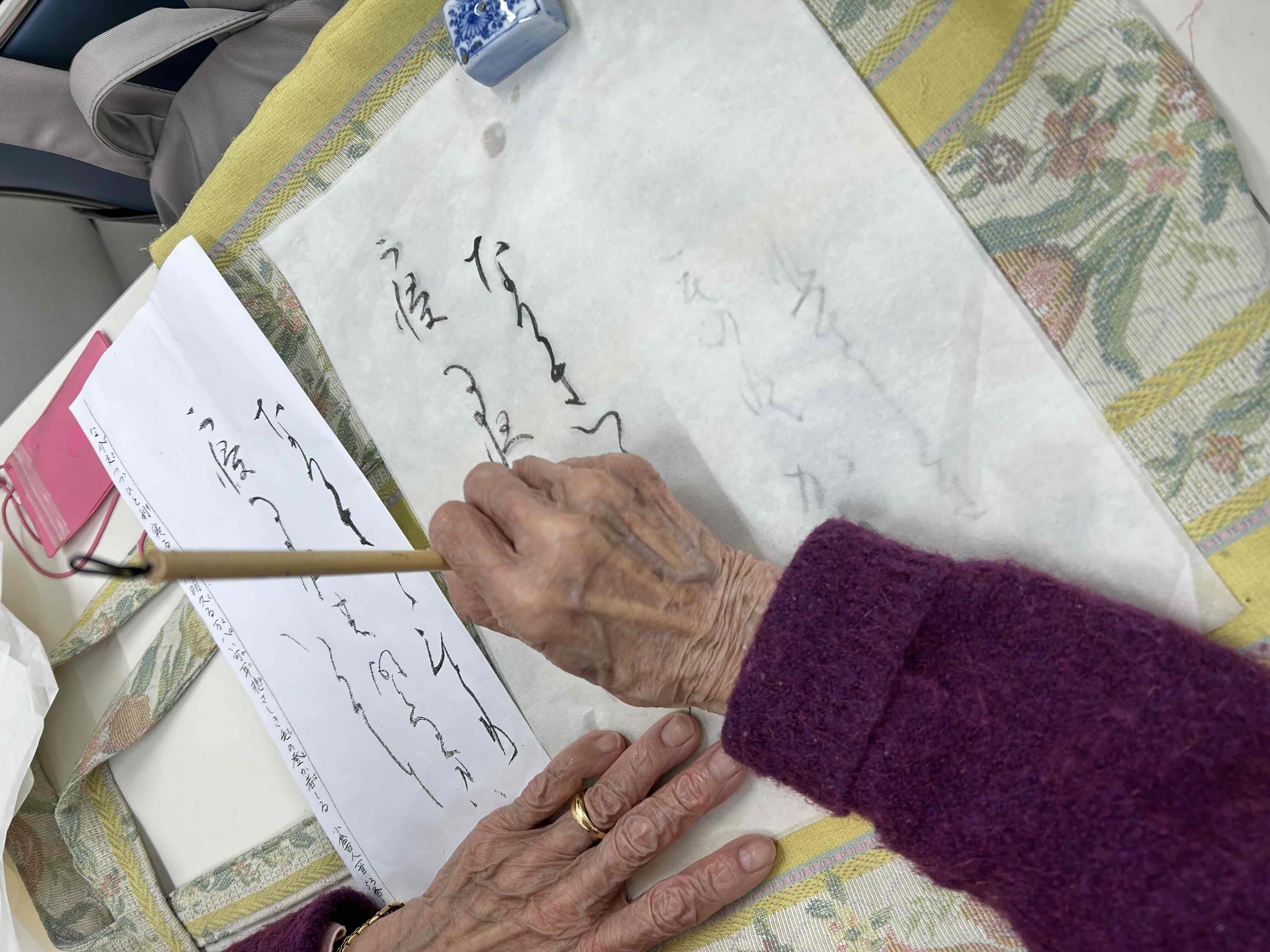 小倉百人一首でかな書道