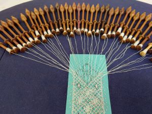 繊細な芸術作品に ボビンレース