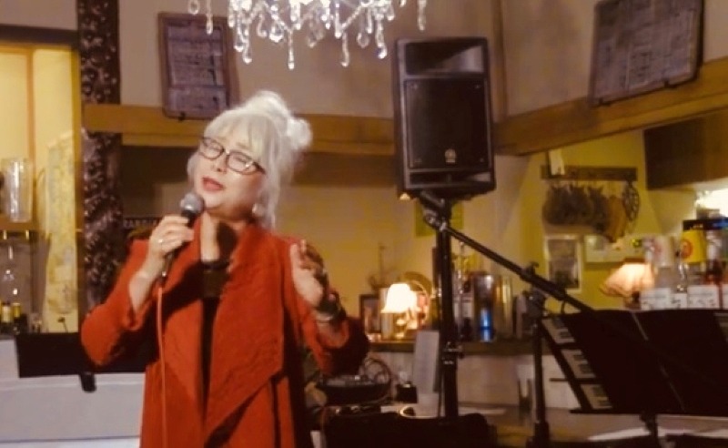 ピアノの弾き語りで 月曜シャンソン