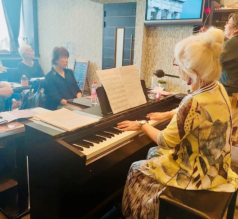 ピアノの弾き語りで 月曜シャンソン