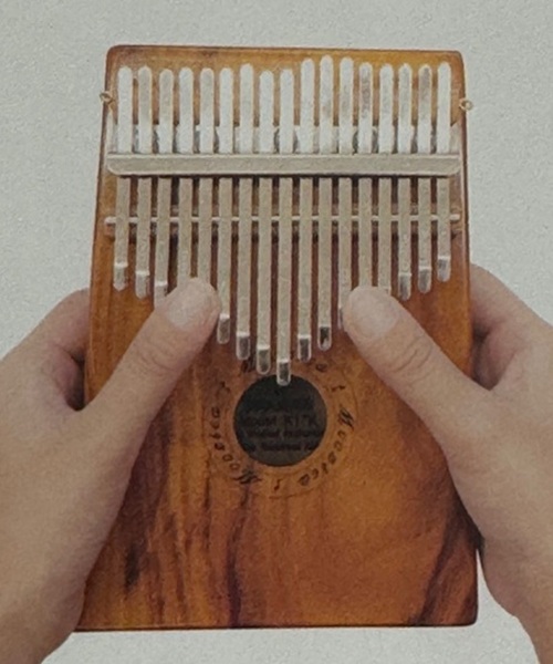親指でオルゴールの音色を奏でます カリンバ講座 秋の新講座 10/14(火)特別体験会
