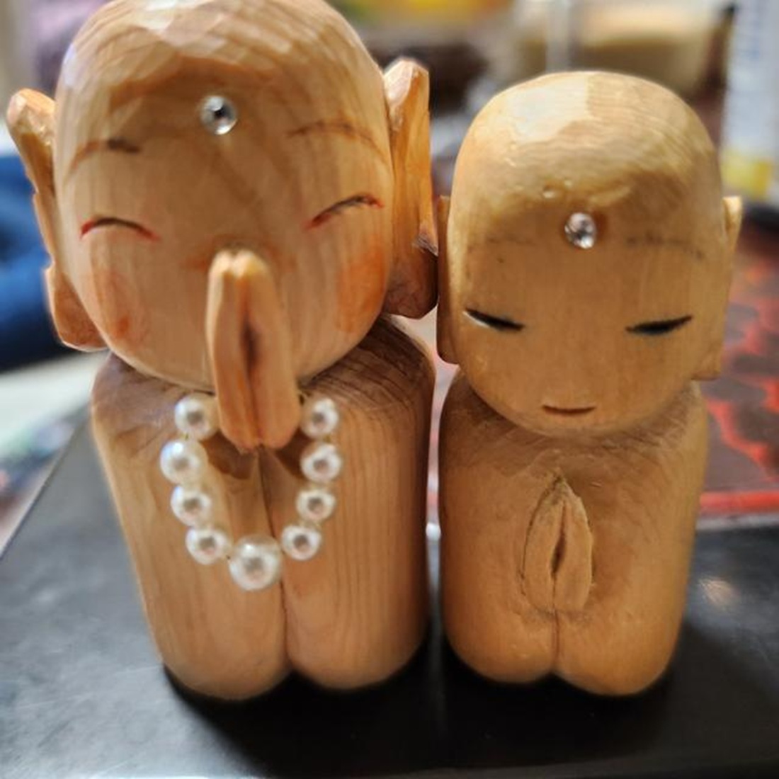 心の癒やしに 木彫りの楽仏像