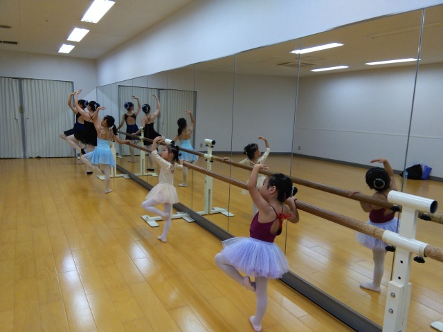 バレエの基礎から ジュニアモダンバレエ (月曜クラス)