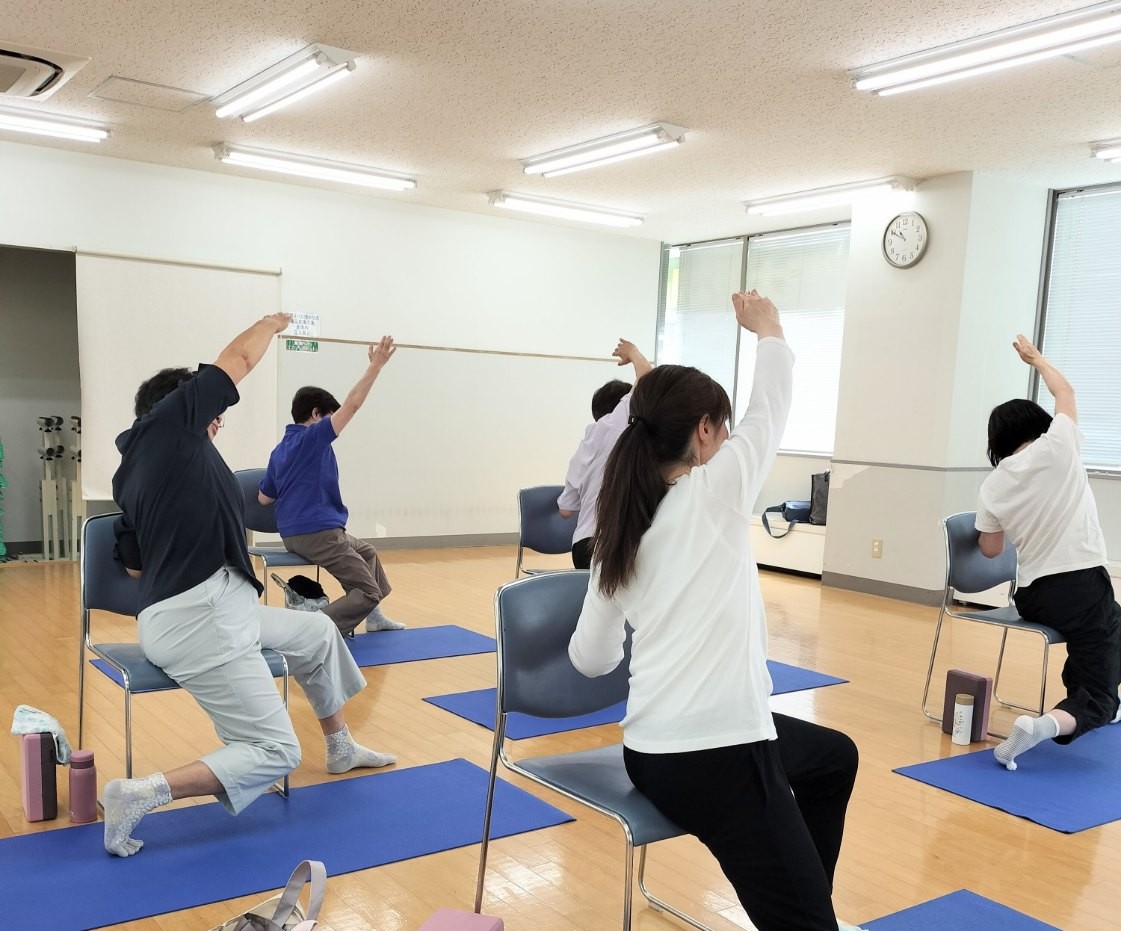しゃがめなくても大丈夫! シニアの為の椅子ヨガ