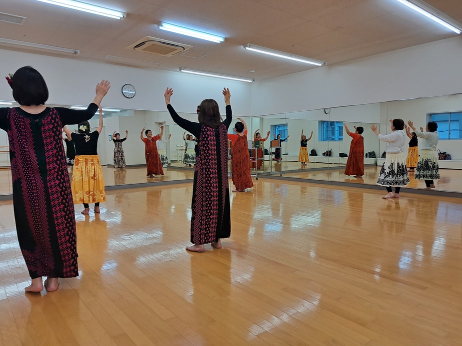 楽しく踊る フラダンス