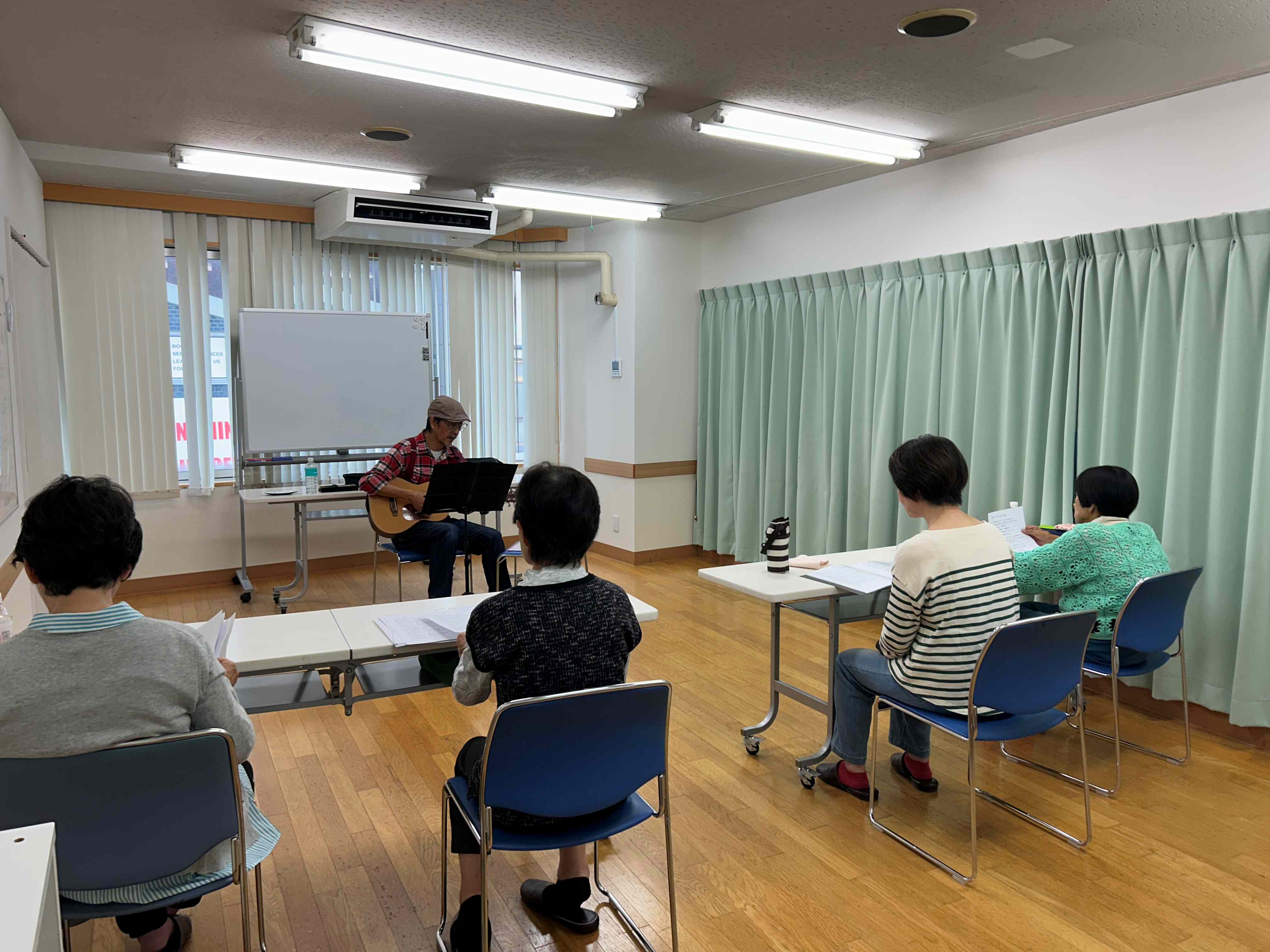 ギターの伴奏で 歌声広場