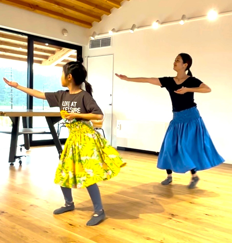 ご家族の参加も大歓迎! キッズ・フラダンス