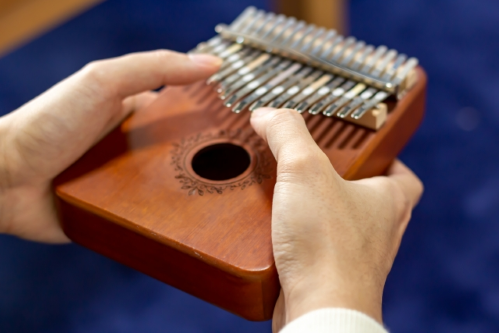 親指で奏でる楽しい音色 6回コース シニア・カリンバであそぼ! 新春新講座 1/21 (水)特別体験会