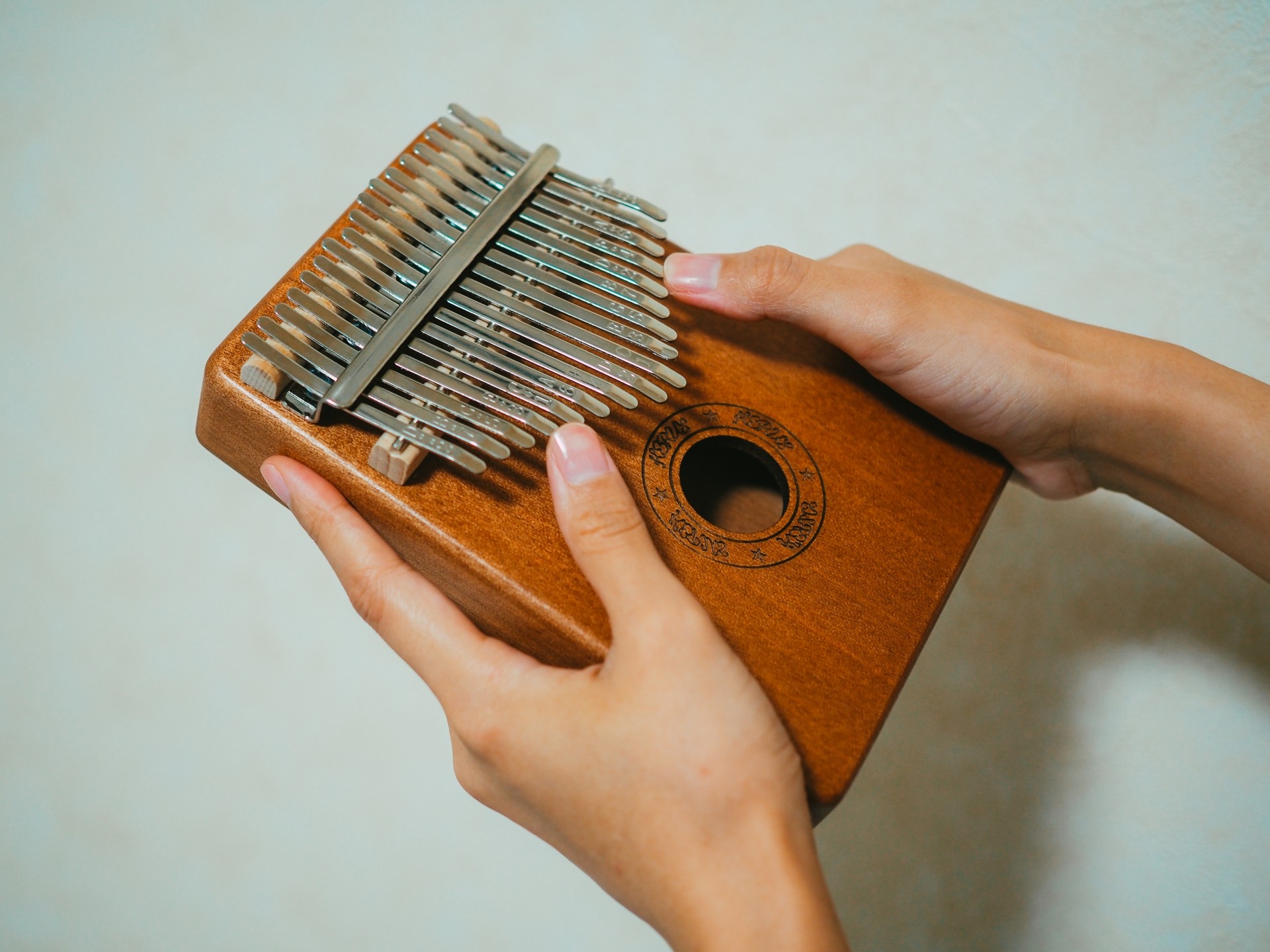 親指で奏でる楽しい音色 6回コース シニア・カリンバであそぼ! 新春新講座 1/21 (水)特別体験会