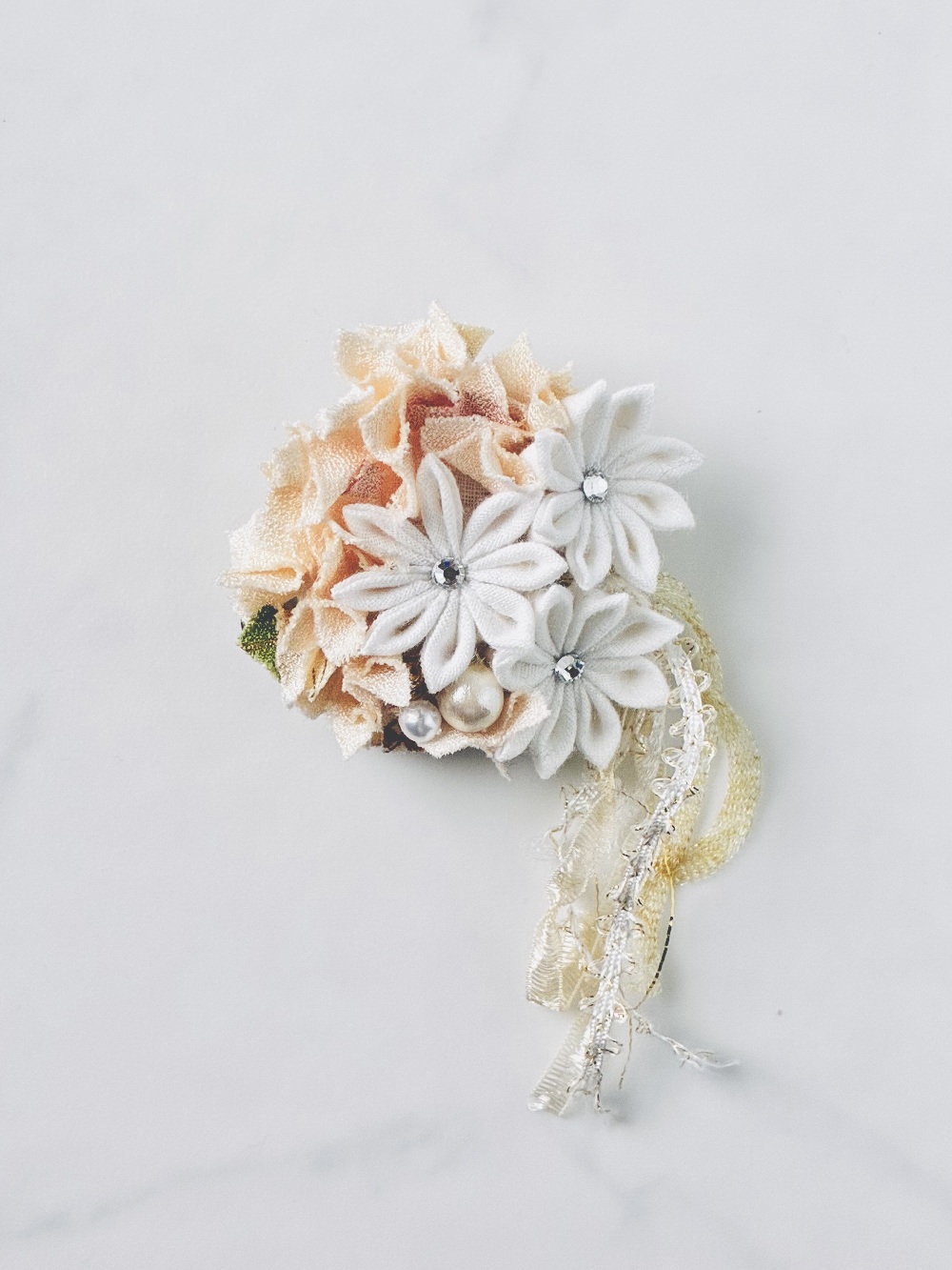 日本の伝統工芸 『つまみ細工』～淡色のコサージュ