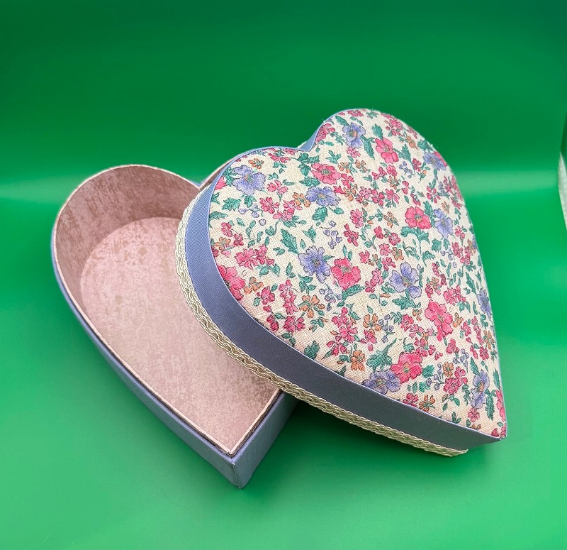 厚紙と布で作る生活小物 カルトナージュ入門