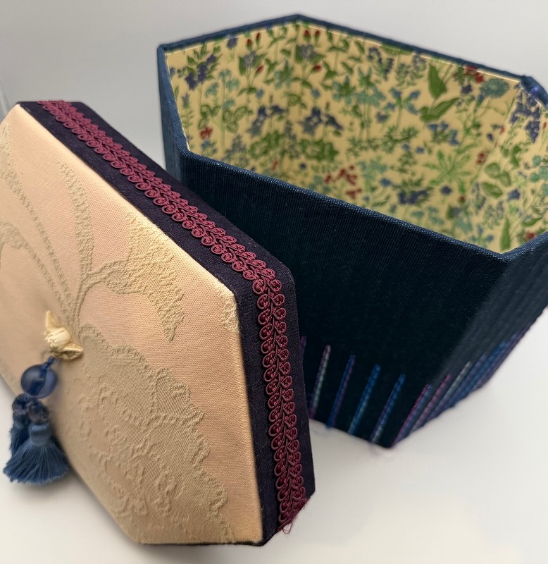 厚紙と布で作る生活小物 カルトナージュ入門