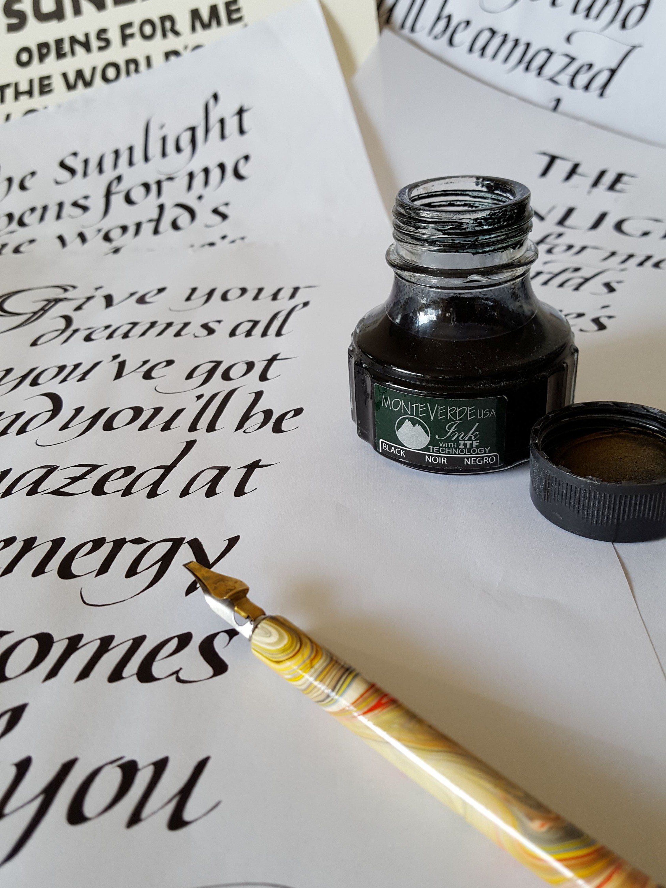 手書きの美しいアルファベット カリグラフィー