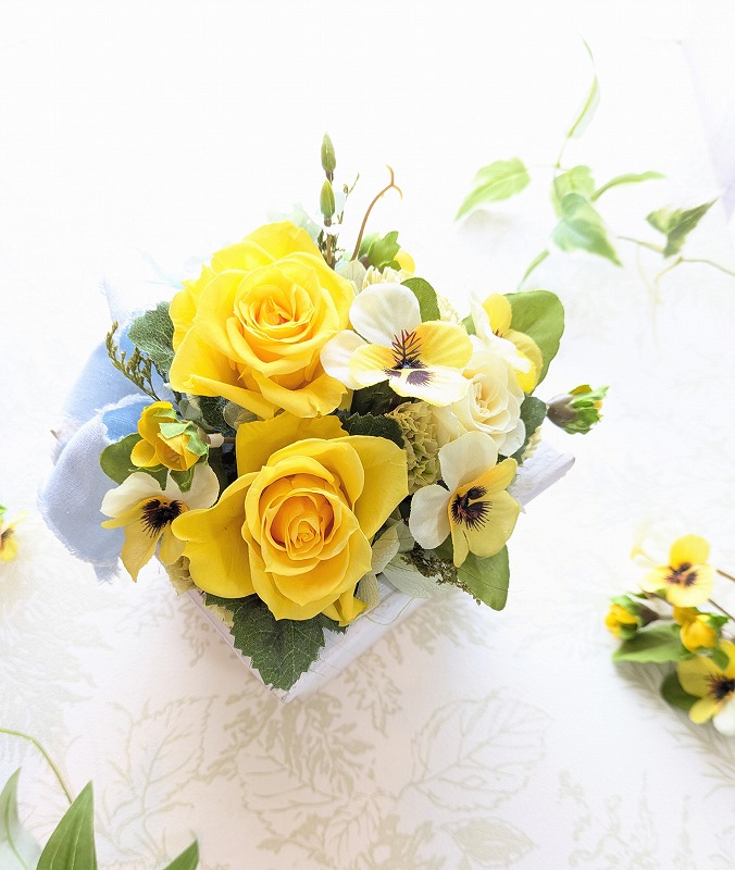 プリザーブドフラワーとアーティフィシャルフラワー パンジーとローズの春色アレンジ