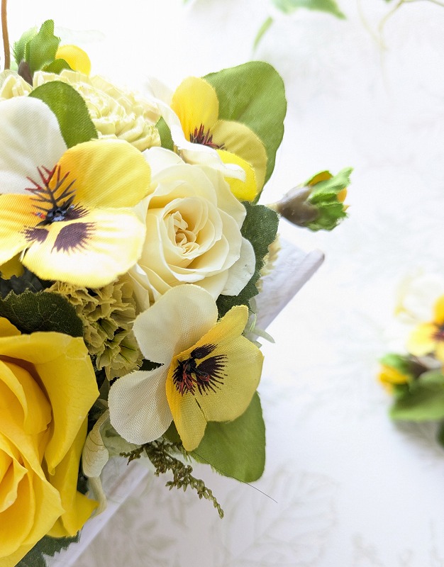 プリザーブドフラワーとアーティフィシャルフラワー パンジーとローズの春色アレンジ