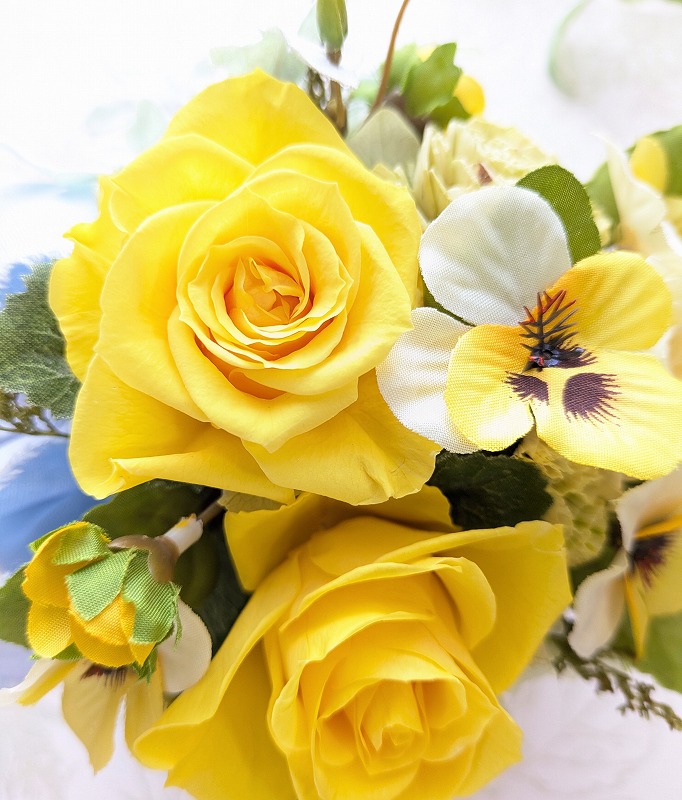 プリザーブドフラワーとアーティフィシャルフラワー パンジーとローズの春色アレンジ