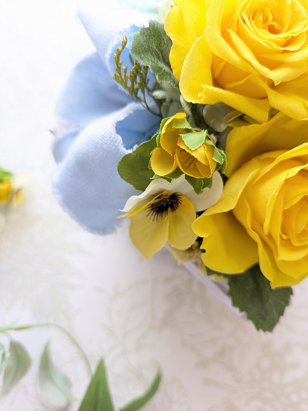 プリザーブドフラワーとアーティフィシャルフラワー パンジーとローズの春色アレンジ