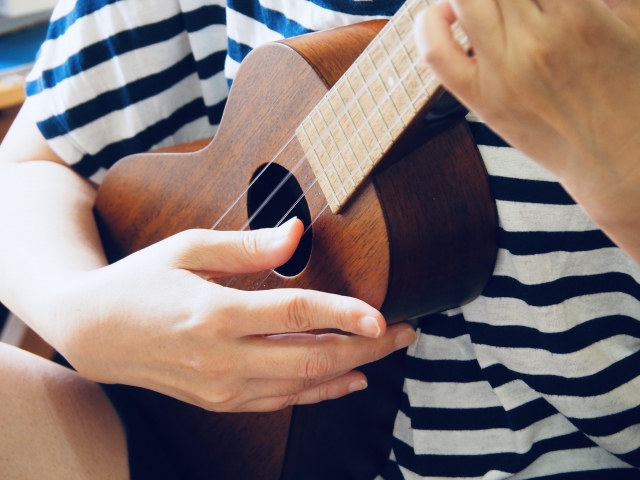 みんなで音色を奏でる ウクレレで歌おう 4月