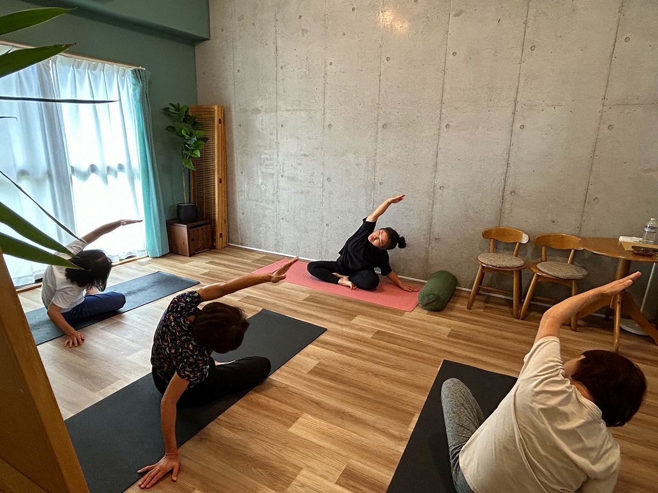 アロマと呼吸で整う時間 スローヨガ ★春の新講座 4/7(火)体験会★