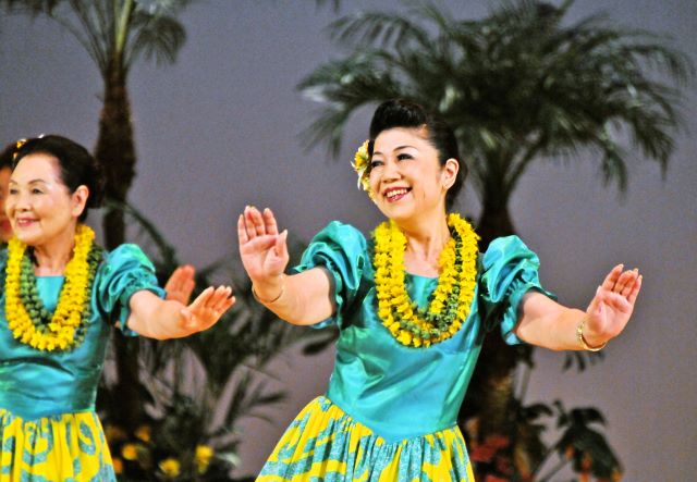 楽しく踊りましょ! フラダンスはじめましょ!