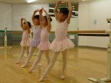 リズムに乗せて楽しく体を動かしましょう キッズバレエ