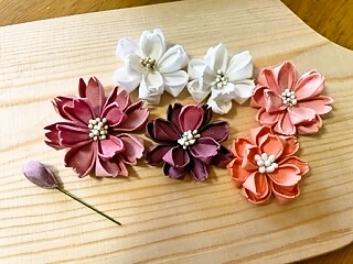 四角い布から生まれる小さな花たち 洋風つまみ細工