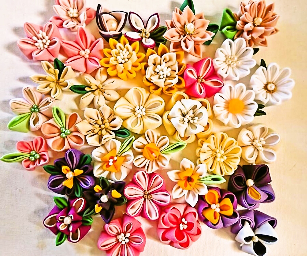 四角い布から生まれる小さな花たち 洋風つまみ細工