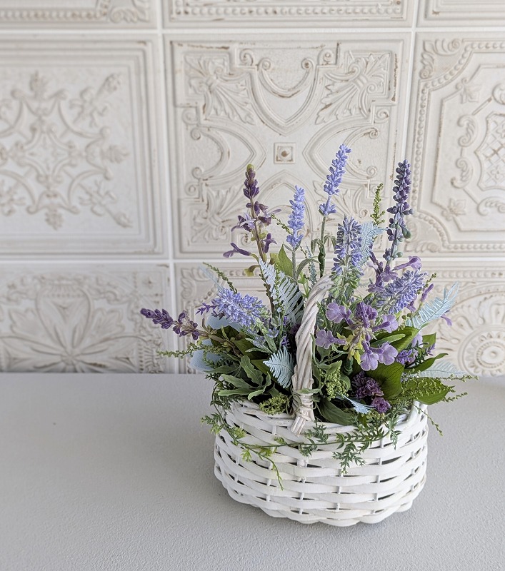 初夏の風を束ねた ラベンダーのバスケットアレンジ