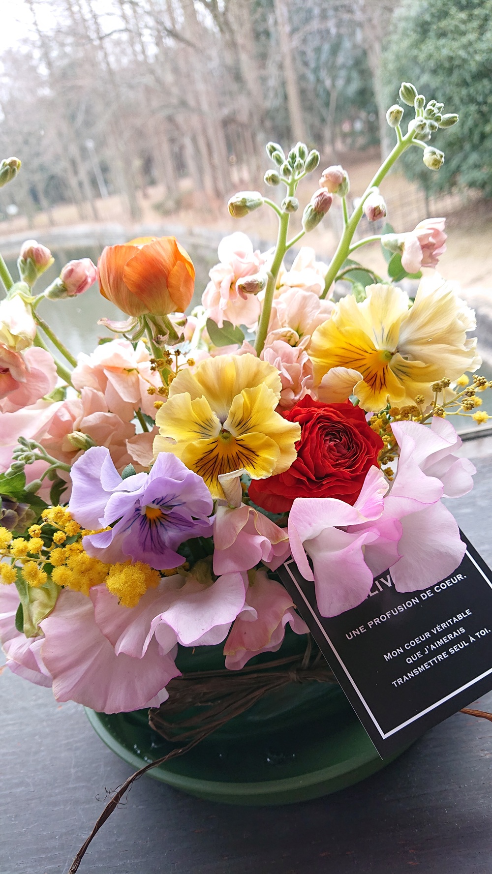 お洒落なフレッシュフラワーアレンジ パリスタイル花レッスン