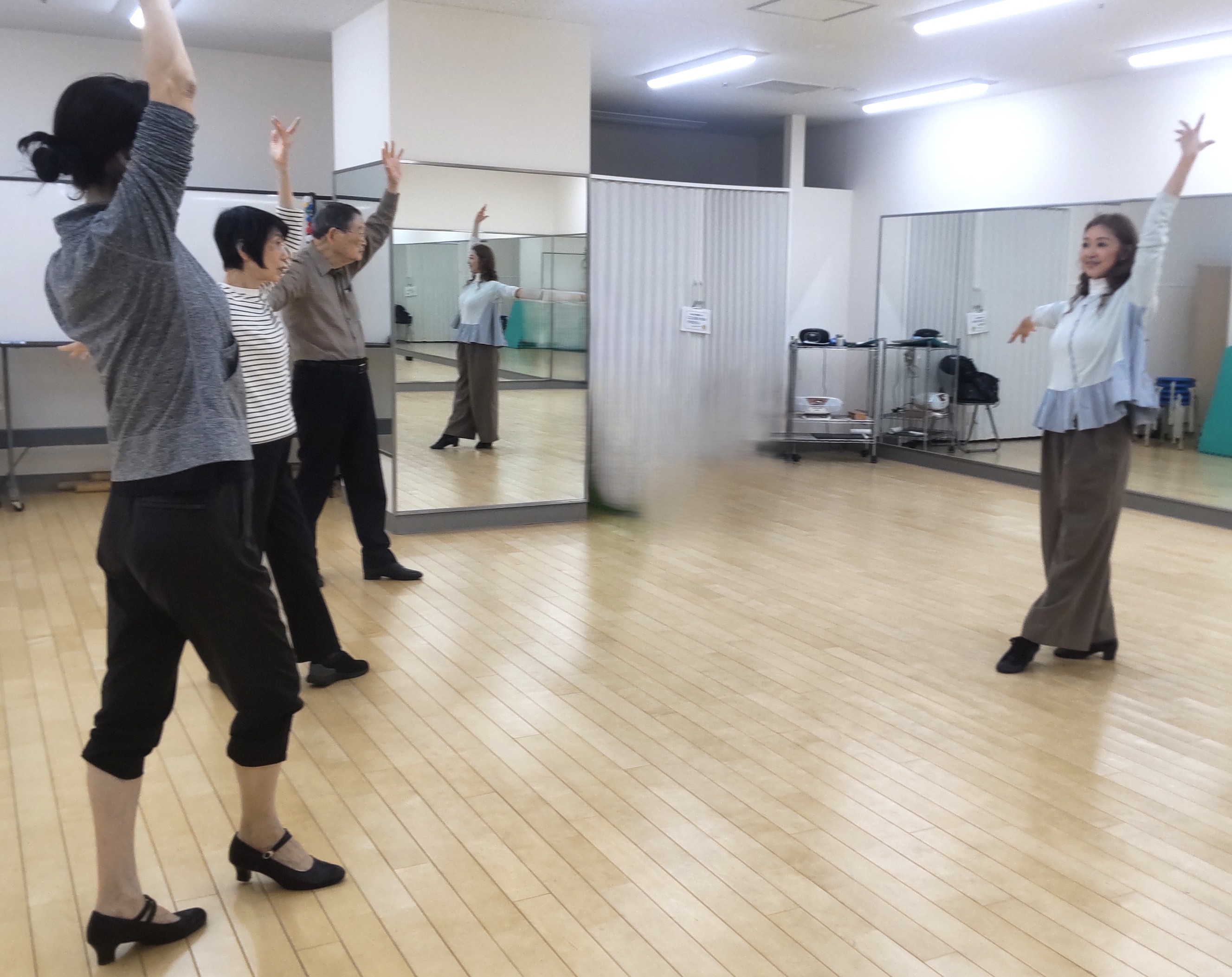 簡単!心弾むダンス♪ ハートフライズダンス