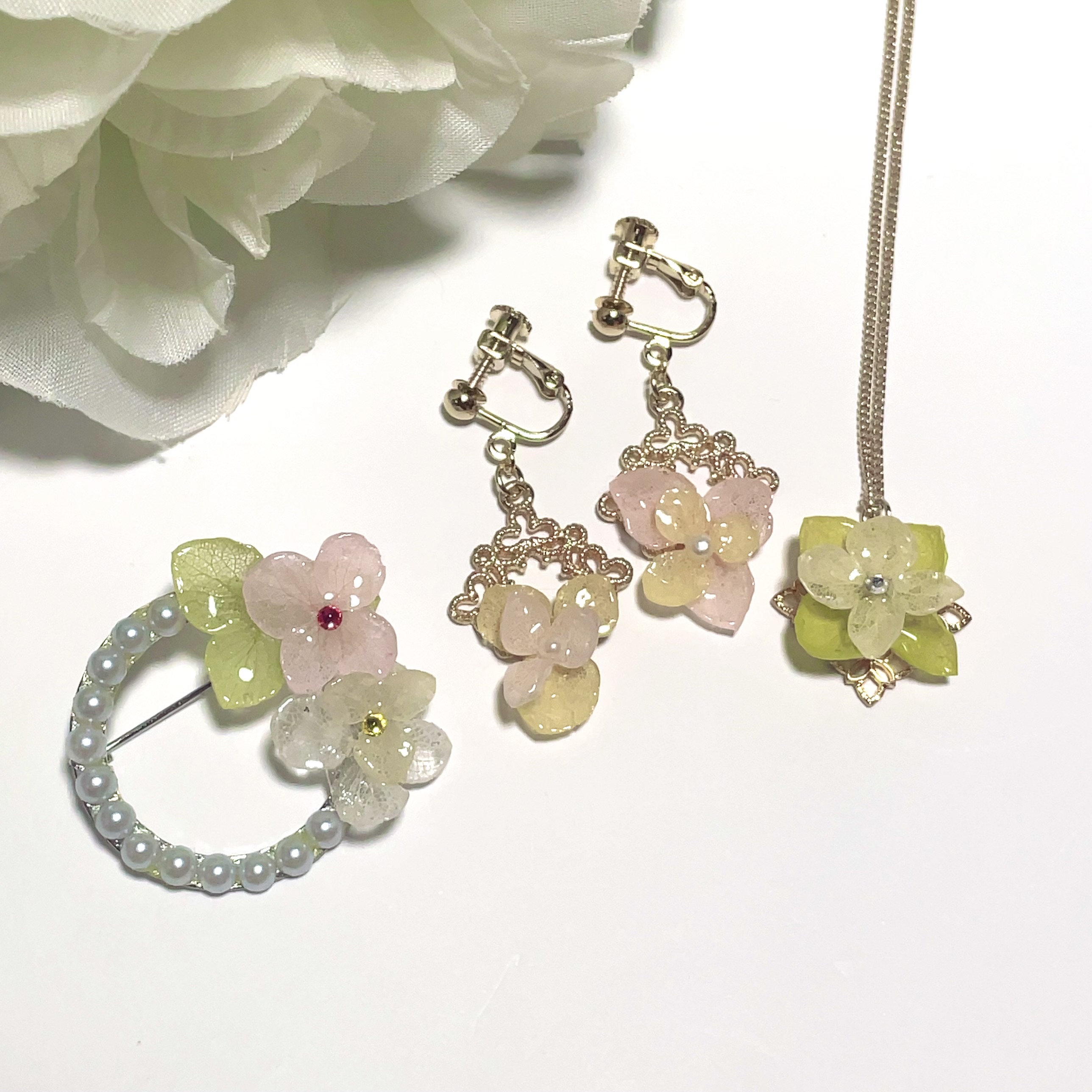 お花の美しさをそのままに レジュフラワーアクセサリー(全3回) 夏の新講座 6/13(土)スタート予定