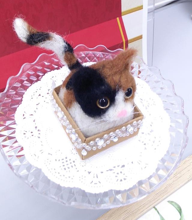 羊毛フェルトで作る 箱入り三毛猫をつくろう