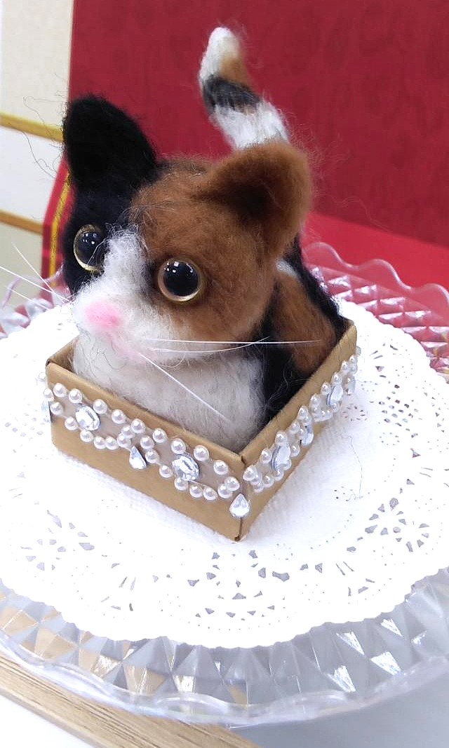 羊毛フェルトで作る 箱入り三毛猫をつくろう