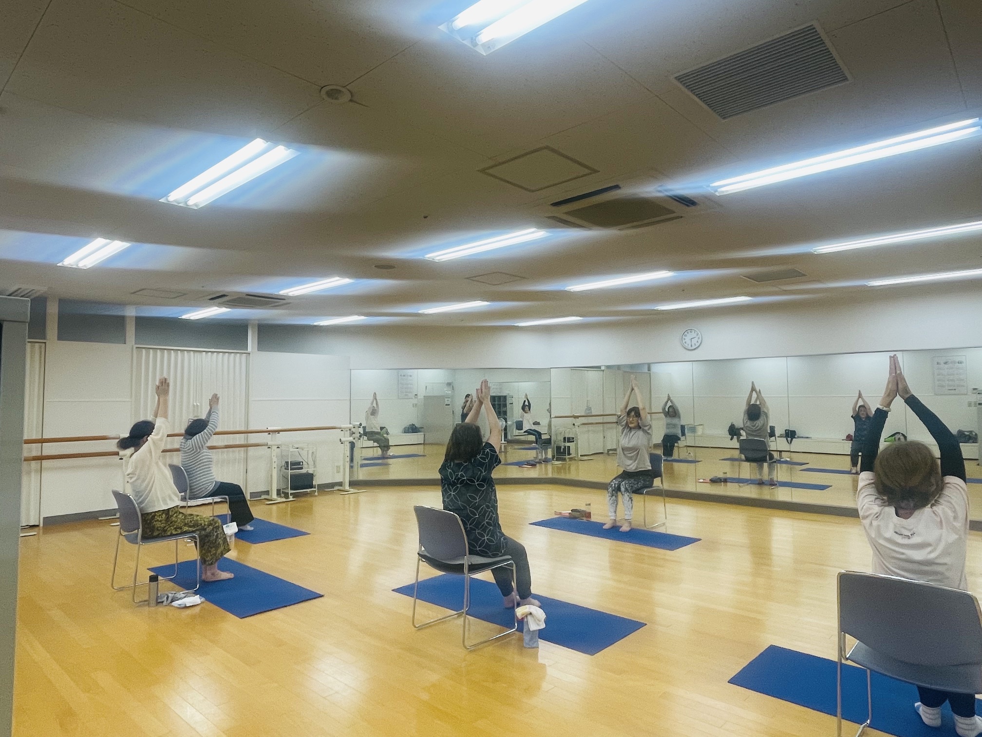 椅子を使う健康ヨガ