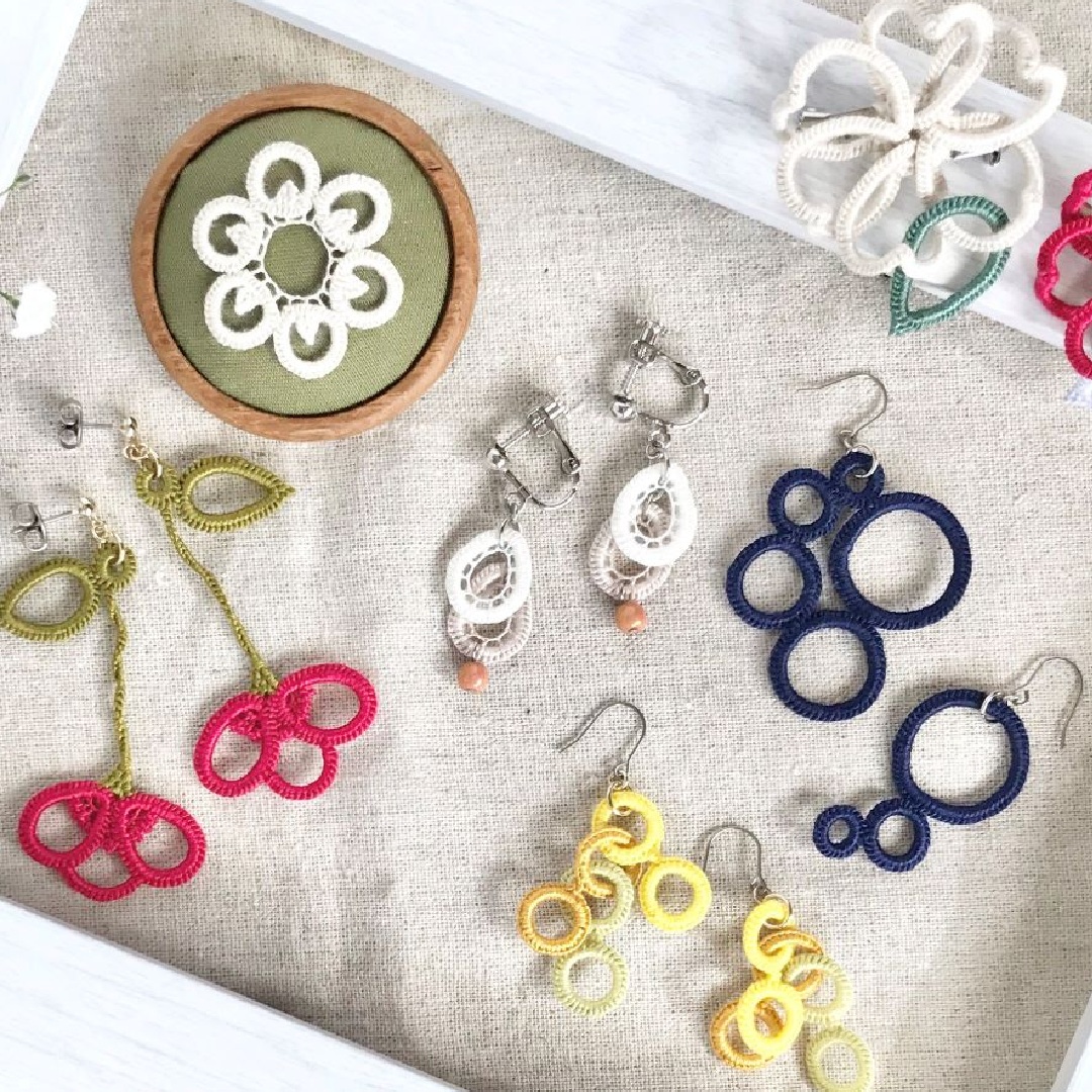 〈ジャンル〉手芸・刺しゅう・ハンドメイド 【ヘデボリングのアクセサリー】 デンマークの伝統刺繡をアクセサリーにアレンジ