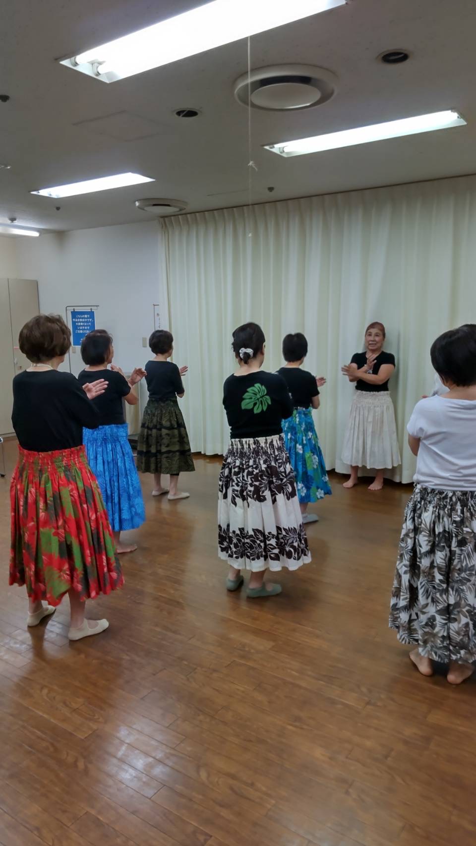 踊ってみようフラダンス①③水